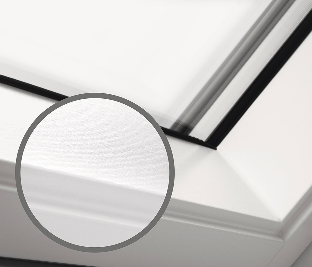 Nahaufnahme eines Dachfensters mit Holzrahmen